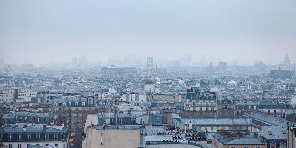 Vista su città inquinata