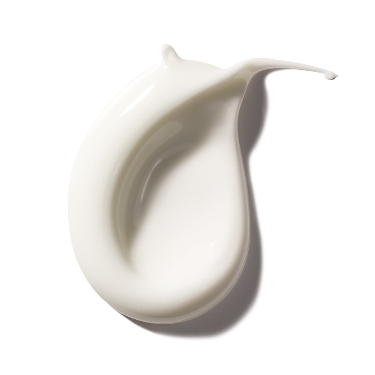 Goccia di crema su sfondo bianco