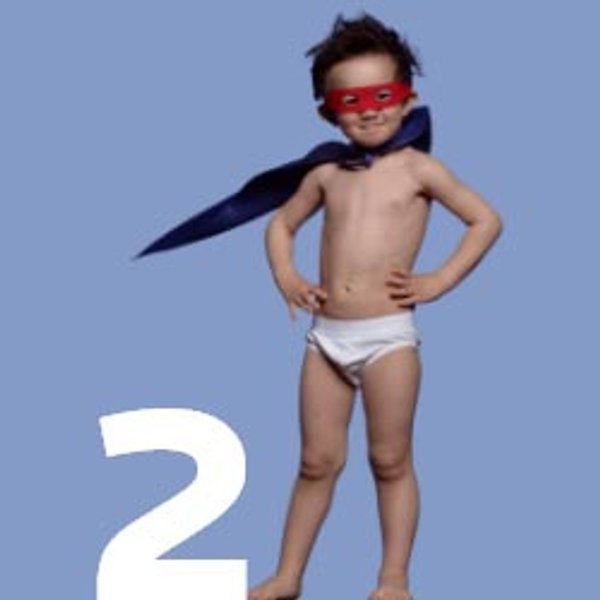 Bambino in piedi con mutandine bianche maschera rossa sugli occhi e mantello blu su sfondo bianco e numero 2 bianco