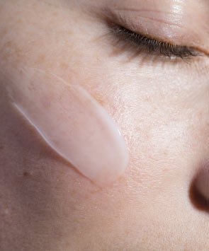 Guancia di donna con porzione di prodotto La Roche Posay