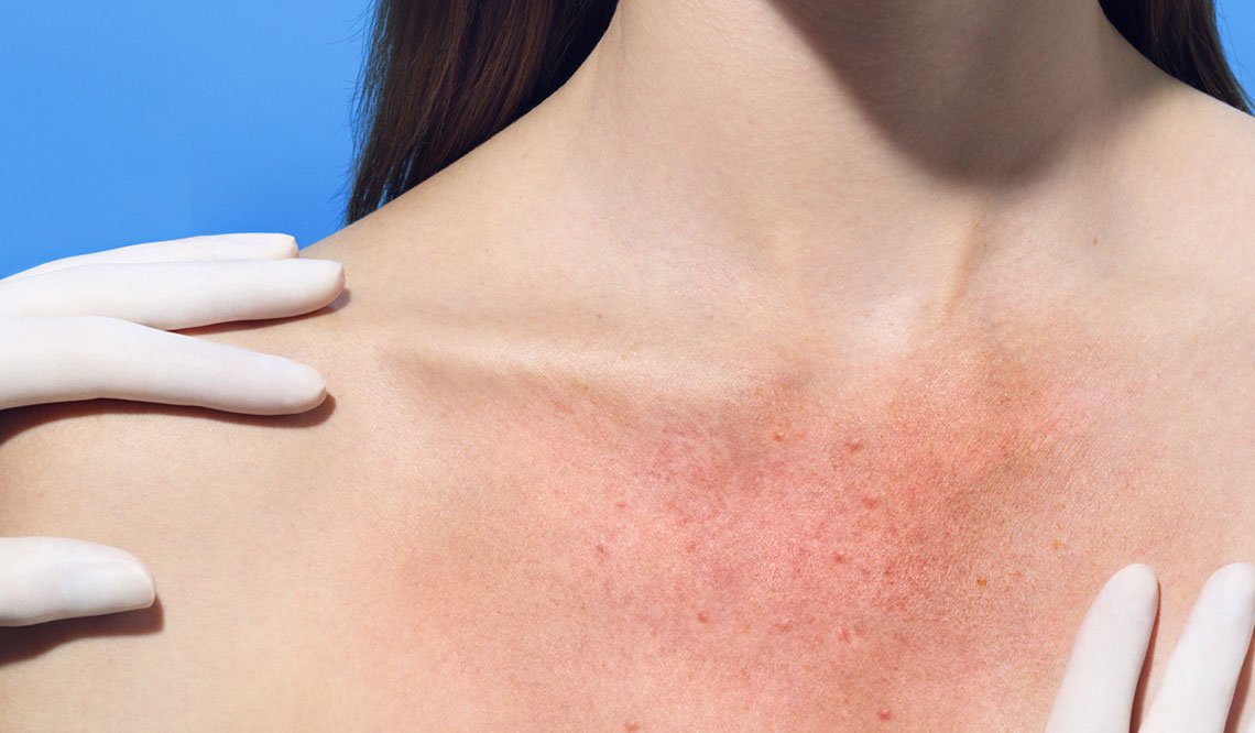Dettaglio del volto di una donna che alza il sopracciglio con il dito